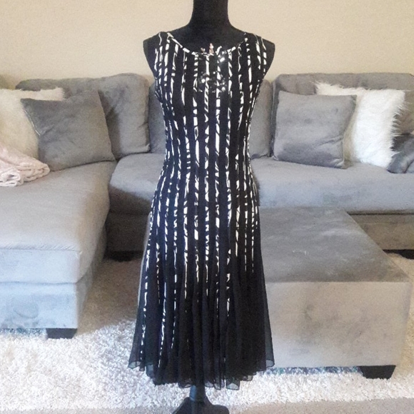 Ladies dress - Picture 1 of 7